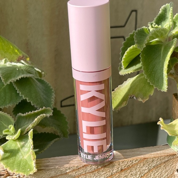 KYLIE COSMETICS High Gloss In 802 Candy K (Warm Pink Nude) - Picture 6 of 9